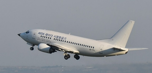 국방과학연구소와 한화시스템이 개발한AESA레이다가 장착된 시험항공기(FTB)의 비행시험 장면. 사진=한화시스템