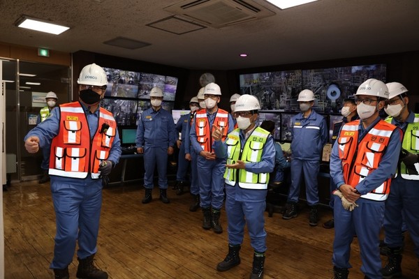 김학동 포스코 대표이사 부회장이 4일 포항제철소 2열연공장에서 직원들의 설명을 듣고 있다. 사진=포스코