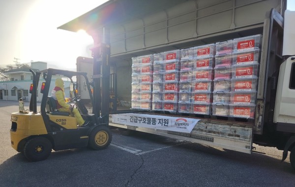 롯데는 긴급구호 협력체계를 가동하고  산불 피해 이재민 주거시설에 선제적으로 구호키트를 전달했다. 사진=롯데지주