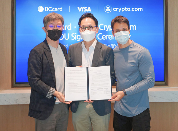(왼쪽부터) 최원석 BC카드 사장, 강동순 Visa Korea 부사장, 라파엘 멜로(Rafael Melo) 크립토닷컴 최고재무책임자(CFO)이 협약식에서 기념촬영을 하고 있다. 사진=BC카드