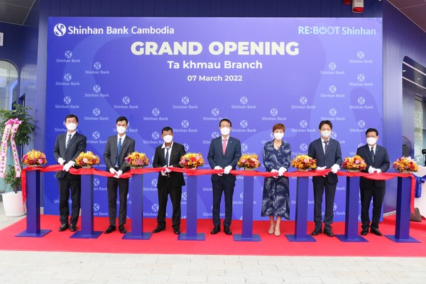 지난 7일 캄보디아 칸달주의 따끄마우에서 열린 신한캄보디아은행 따끄마우 지점 개점식에서 신한캄보디아은행 김남수 법인장(왼쪽 네번째)과 직원들이 커팅식을 하고 있다. 사진=신한은행