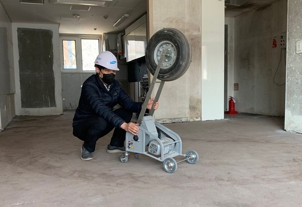 삼성물산 직원이 '뱅 머신'(Bang Machine)을 이용해 중량충격음 실험을 하고 있다. 사진=삼성물산