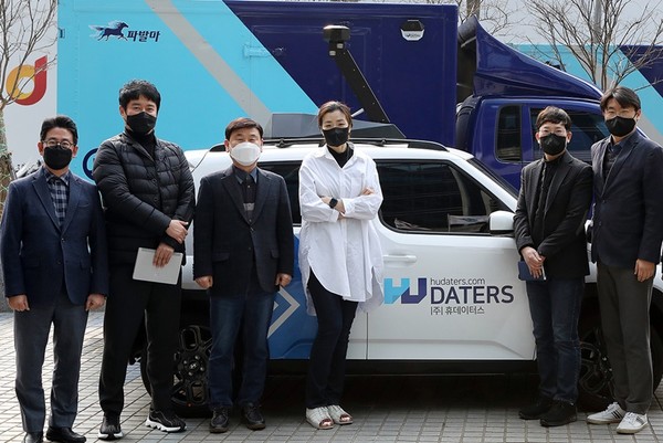 (주)한진은 지난 2월 25일 서울시 중구 한진빌딩 본관에서 ㈜한진 주성균 경영기획실장 전무(사진 왼쪽부터), 유오케이 강석학 대표이사, ㈜한진 노삼석 대표이사 사장, ㈜한진 조현민 마케팅 및 미래성장전략 총괄 사장, ㈜한진 김현우 마케팅실장 상무 겸 ㈜휴데이터스 대표이사, ㈜휴데이터스 이인현 CTO 상무 등 주요 관계자가 참석한ㄴ 가운데 휴데이터 개소식을 진행하고, 도로정보 DB를 수집할 수 있는 카메라가 장착된 택배차량과 소형차량도 시연했다. 사진=(주)한진