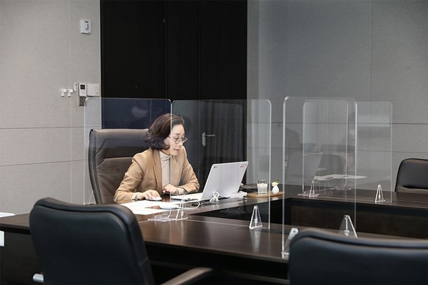 구지은 아워홈 부회장이 ‘메타폴리스 입주’ 업무협약을 위해 메타폴리스에 접속하고 있다. 사진=아워홈