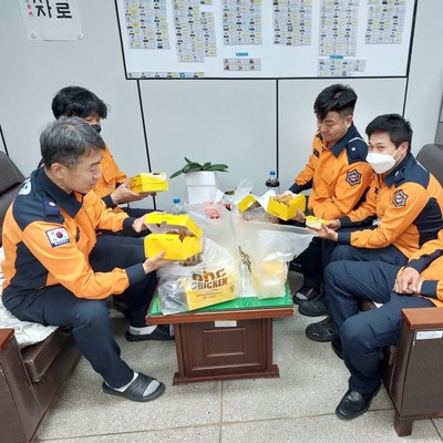 산불 피해지역 bhc치킨 가맴점주들이  해당 지역 소방대원들에게 치킨을 전달했다. 사진=bhc치킨