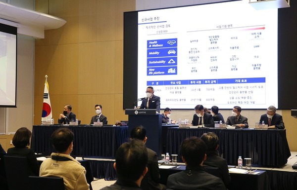 25일 롯데월드타워에서 열린 롯데지주 제55기 정기 주주총회에서 이동우 대표이사가 주주들의 질의에 답변하고 있다. 사진=롯데지주