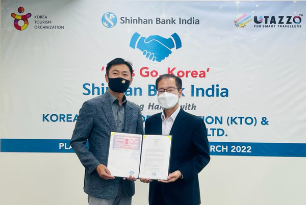 인도 뭄바이 신한은행 인도본부에서 열린 인도인 관광객 유치를 위한 업무협약식에서 신한은행 인도본부 서봉균 본부장(오른쪽)과 한국관광공사 최영걸 뉴델리 지사장이 기념촬영을 하고 있다. 사진=신한은행