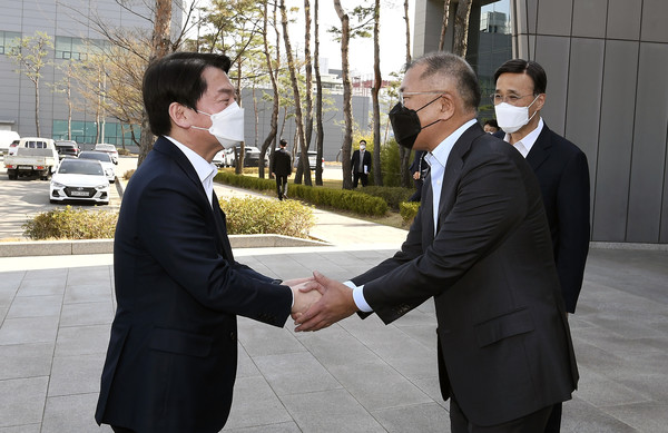  8일 경기도 화성시 현대자동차그룹 남양연구소를 방문한 안철수 대통령직 인수위원회 위원장을 현대차그룹 정의선 회장이 영접하고 있다.(사진=현대차그룹)