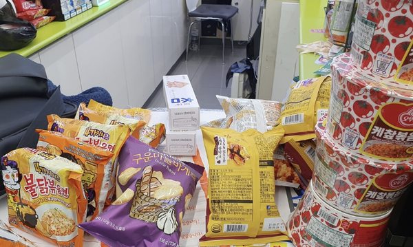 한 편의점에서 발견된 유통기한 지난 제품들 사진.(출처=블라인드)