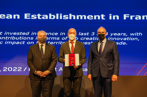 13일 서울 영등포구 페어몬트 서울에서 열린 ‘2022 한불상공회의소 비즈니스 어워즈’에서 최우수 프랑스 진출 기업상을 수상한 잭 모란 SPC그룹 파리크라상 글로벌전략총괄 부사장(가운데)이 필립 르포르 주한 프랑스 대사(오른쪽), 다비드 피에르 잘리콩 한불 상공회의소장(왼쪽)과 기념촬영을 하고 있다. 사진= SPC그룹