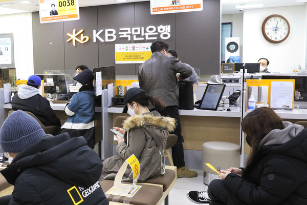 국민은행의 '9to6 뱅크' 시범점포 모습. 오후 6시가 넘었지만 영업점 안에는 대기 중인 고객이 많았다. 사진=KB국민은행