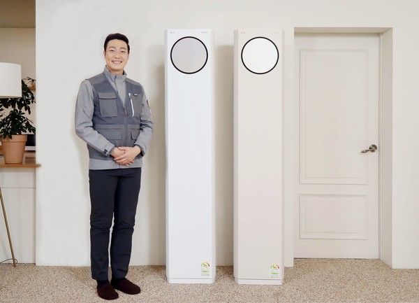 휘센 에어컨 렌탈 서비스 담당자가 에어컨 렌탈 상품을 소개하고 있다.(사진=LG전자)