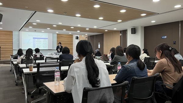 신한아트홀에서 진행된 ‘디지털 두뇌건강강사 발대식’에서 강사들이 설명 듣고 있다. 사진=신한은행