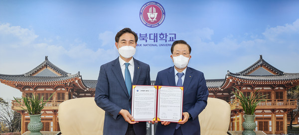 윤대희 신용보증기금 이사장(위치)과 김동원 전북대학교 총장(위치)이 ‘신용보증기금-전북대학교 산학협력 협약식’에 참석해 기념촬영을 하고 있다. 사진=신용보증기금