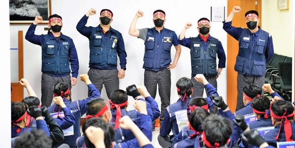 현대제철 노조가 지난 5월 2일 당진제철소 사장실 인근을 점거하고 농성 중이다. (사진=현대제철지회)