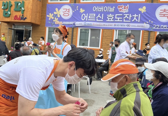 BBQ 대학생 봉사단 올리버스가 밥퍼나눔운동본부에서 봉사활동 하는 모습. 사진=BBQ