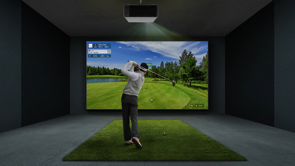 LG전자 모델이 LG 프로빔이 설치된 스크린골프장에서 라운딩을 즐기고 있다.(사진=LG전자)