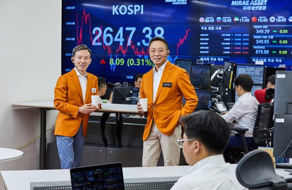 미래에셋증권 최현만 회장(왼쪽)과 현대카드 정태영 부회장이 참석한 가운데 두 회사는 PLCC 계약을 체결했다. 사진=미래에셋증권