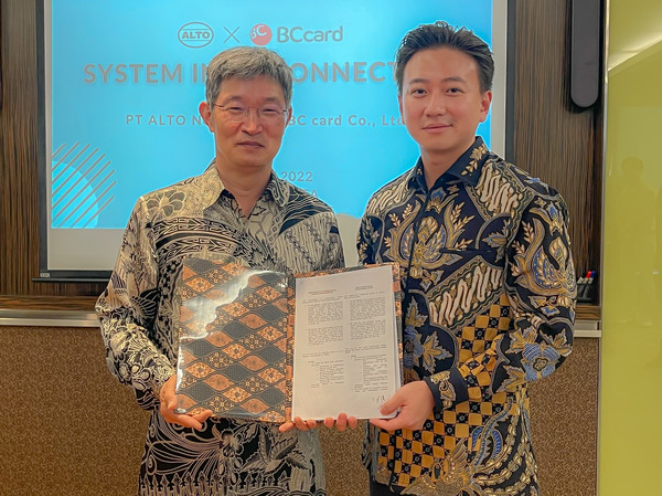 최원석 BC카드 사장(왼쪽)과 패트리코 배런 알토 부사장이 ‘해외 QR결제 사업’ 계약 체결 후 기념촬영을 하고 있다. 사진=BC카드