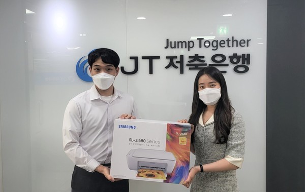 JT바나나 나눔마켓을 통해 중고 물품을 거래 중인 직원. 사진=T저축은행