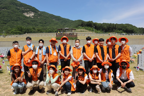 국립대전현충원에서 신협중앙회 봉사단이 ‘호국보훈의 달 기념 묘역 정비 봉사활동’을 펼쳤다. 사진=신협중앙회