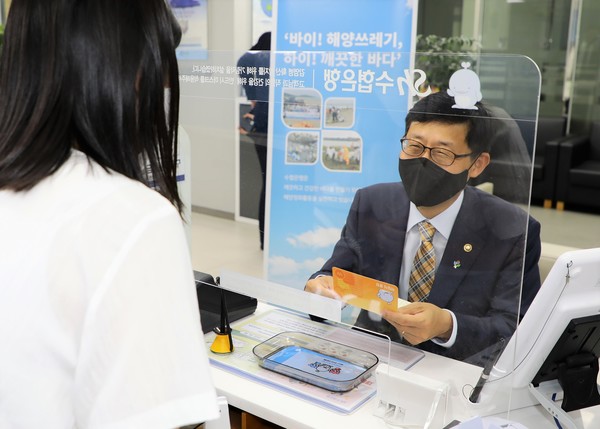 송상근 해양수산부 차관이 지난 24일 세종특별자치시 수협은행 세종금융센터를 방문해 ‘Sh해양플라스틱제로(Zero)정기예금’ 상품에 가입했다. 사진=Sh수협은행