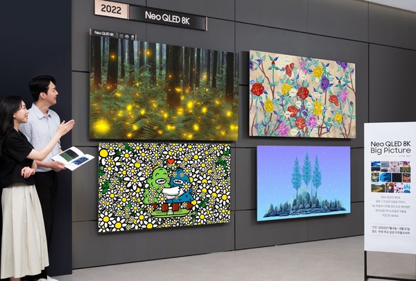 삼성전자 모델이 서울 대치동에 위치한 삼성 디지털프라자 대치본점에서 Neo QLED 8K를 통해 8K 화질의 디지털 작품을 감상하고 있다. 작품은 왼쪽 위부터 시계방향으로 이정록 작가의 'Nabi 30', 김근중 작가의 'Natural Being 843', 정영환 작가의 'Just gazing-resting', 요요진 작가의 'Hug our trees'. 사진=삼성전자
