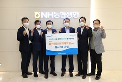 NH농협생명 김인태 대표이사가 ‘New 삼천만인 NH 재해보험’에 가입했다. 사진=NH농협생명