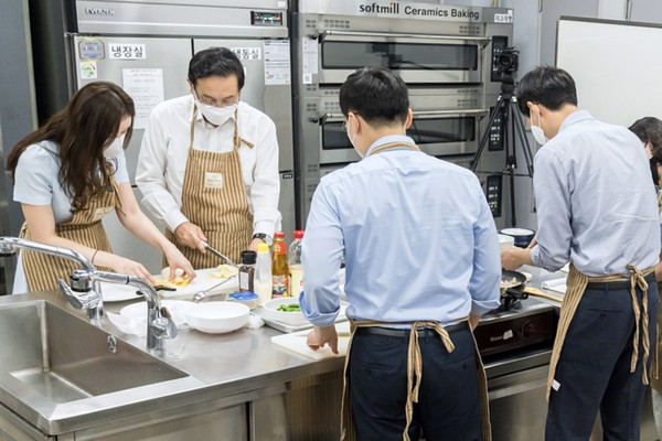우리금융 손태승 회장(왼쪽 두번째)이 그룹사 소속 MZ세대 직원들과 ‘1일 쿠킹클래스’ 행사에 참여해 직접 요리를 만들고 있다. 사진=우리금융지주