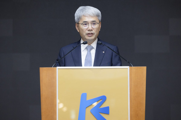 제22대 윤희성 수출입은행장이 27일 수은 여의도 본점 강당에서 열린 취임식에 참석해 인사말을 하고 있다. 사진=한국수출입은행