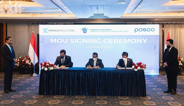 포스코는 28일 소공동 롯데호텔에서 인도네시아 정부, 인도네시아 국영 철강회사 크라카타우스틸과 철강 생산능력 확대 및 인도네시아 신수도 건설 사업 참여에 관한 양해각서(MOU)를 체결했다. (사진 왼쪽부터)조코 위도도 인도네시아 대통령, 실미 카림 크라카타우스틸 사장, 바흐릴 라하달리아 인도네시아 투자부장관, 김학동 포스코 대표이사 부회장, 에릭 토히르 인도네시아 국영기업부장관.(사진=포스코)