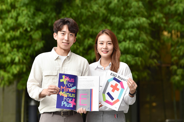 LG에너지솔루션 직원들이 ESG리포트를 소개하고 있다.(사진=LG에너지솔루션)