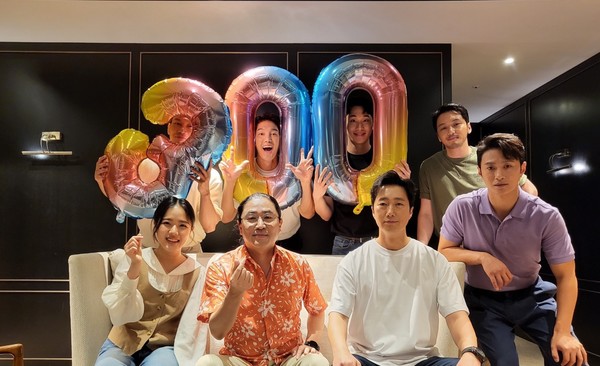 '한산: 용의 출현' 300만 돌파 감사 인증 사진. 박해일과 변요한, 김성규, 김향기, 박훈, 박재민, 이서준, 김한민 감독이 포즈를 취하고 있다. 제공=롯데엔터테인먼트