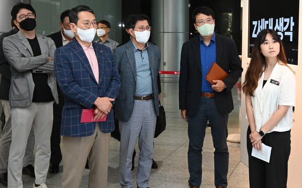 사진은 LG전자 CEO 조주완 사장(왼쪽에서 두 번째)을 포함한 경영진이 '디자인크루'와 소통하며 GenZ의 생각과 아이디어를 살펴보고 있는 모습.(사진=LG전자)