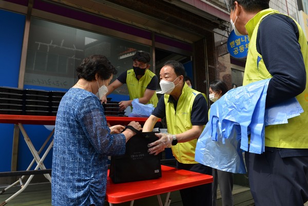 지난 23일 최문섭 NH농협손해보험 대표가 벧엘나눔공동체에서 도시락 배식 봉사를 하고있다. 사진=NH농협손해보험