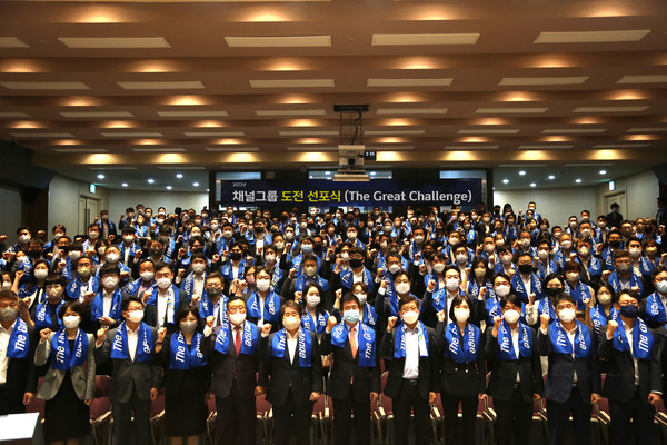 신한금융투자 이영창 대표(사진 가운데)와 임직원이 채널그룹 도전 선포식에서 기념촬영을 하고 있다. 사진=신한금융투자