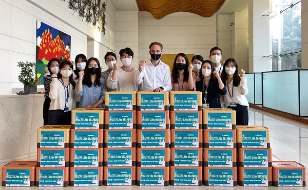 AXA손해보험은 지난 6일 시립용산노인종합복지관과 함께 용산구 내 저소득 독거노인을 위한 ‘추석 온(溫)상자 나눔 활동’을 진행했다. 기욤 미라보 AXA손해보험 대표(가운데)와 임직원들. 사진=AXA손해보험