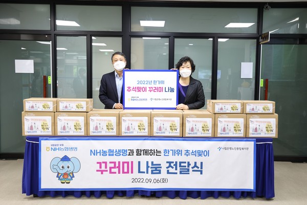 NH농협생명이 지난 6일 은평노인종합복지관을 통해 독거노인 등 지역사회 어르신 300명에게 명절 음식 꾸러미를 전달했다. 류영수 NH농협생명 경영기획부문 부사장(왼쪽)과 김승자 은평노인종합복지관 관장(오른쪽). 사진=NH농협생명