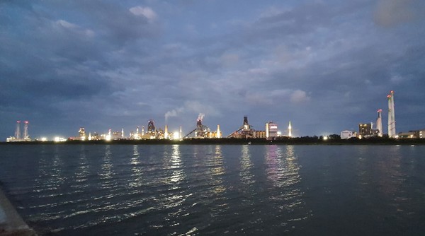 포스코 포항제철소가 태풍 침수 피해 이후 4일 만인 11일 고로 한기를 정상 가동 중인 모습.(사진=포스코)