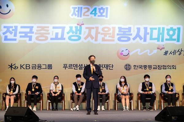 19일 푸르덴셜사회공헌재단이 한국중등교장협의회와 공동으로 주최한 ‘제24회 전국중고생자원봉사대회’에서 민기식 전국중고생자원봉사대회 대회장이 폐회사를 하고 있다. 사진=푸르덴셜사회공헌재단