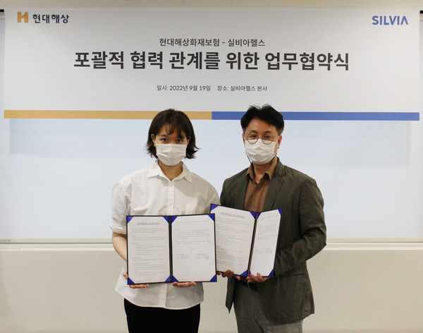 정규완 현대해상 디지털전략본부장(오른쪽)과 고명진 실비아헬스 대표이사(왼쪽)가 ‘고령자의 인지기능 향상 및 치매 예방을 위한 포괄적 업무 협약’을 마치고 기념촬영을 하고 있다. 사진=현대해상