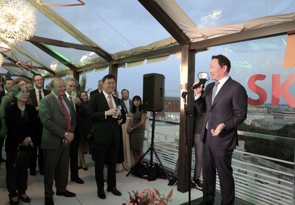 최태원 SK그룹 회장이 21일 저녁(현지시간) 미 워싱턴 D.C.에 있는 SK 워싱턴 지사에서 열린 SK Night 행사에 참석해 환영사를 하고 있다.(사진=SK그룹)