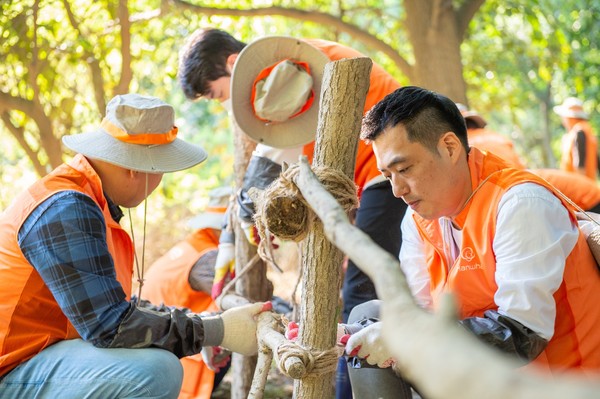 한화생명 임직원들이 ‘샛강 수호대’ 봉사활동을 진행중이다. 사진=한화생명