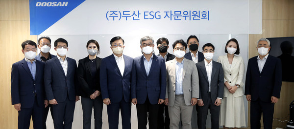 22일, 서울 동대문 두산타워에서 ‘제1차 ㈜두산 ESG 자문위원회’가 개최됐다. ㈜두산 문홍성 사장(왼쪽 다섯째)을 비롯해 안완기 ESG자문위원장(왼쪽 여섯째), 자문위원 및 임직원들이 위촉식을 마치고 기념촬영을 하고 있다.(사진=(주)두산)