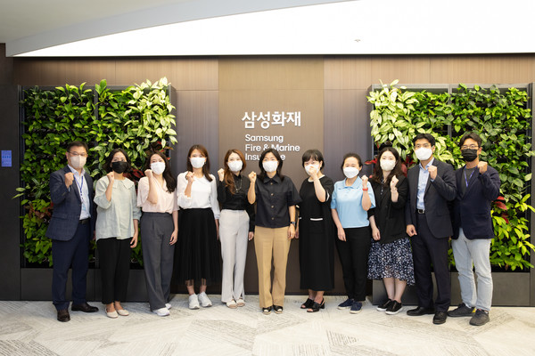 삼성화재 고객패널과 MZ패널들이 발대식을 마치고 기념촬영을 하고있다. 사진=삼성화재