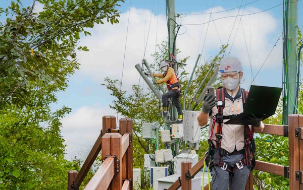 SK텔레콤이 온실가스 배출을 줄이고, 넷제로(Net Zero)를 실현하기 위해 친환경 인프라 기술의 집중 육성에 나선다고 27일 밝혔다. 사진은 SK텔레콤 자회사 SK오엔에스 엔지니어들이 경기 파주시 산악지역에 설치된 중계기 장비를 점검하는 모습.(사진=SK텔레콤)