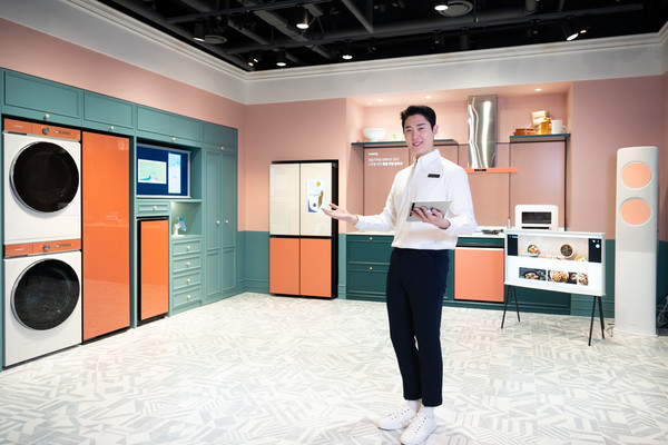 IFA 2022에서 선보인 스마트싱스 전시 공간과 시연 모습.(사진=삼성전자)