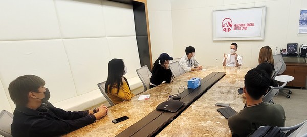 지난 27일 AIA 생명이 자립준비청년들을 위해 주최한 '그루터기 토크콘서트'에서 진로 멘토링이 진행되고 있다. 사진=AIA생명