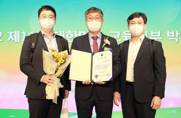 (왼쪽부터)CSR추진부 신우현 부부장, 황병우 전무, CSR추진부 김상헌 부장이 시상식에서 기념촬영을 하고 있다. 사진=DGB금융지주