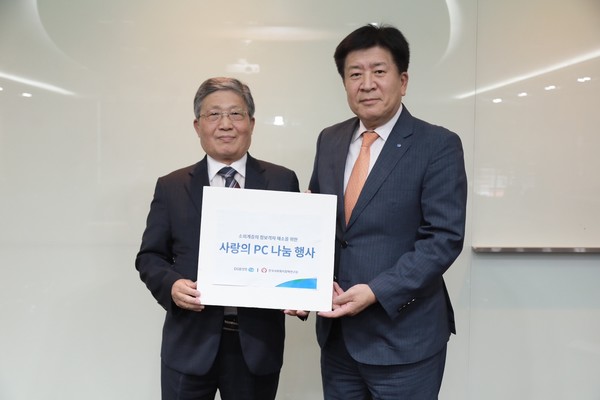 지난 11일 서울 중구 DGB금융센터에서 열린 ‘사랑의 PC 나눔 행사’에서 김성한 DGB생명 대표와 김정우 한국사회복지정책연구원 본부장(왼쪽)이 기념촬영을 하고 있다. 사진=DGB생명보험